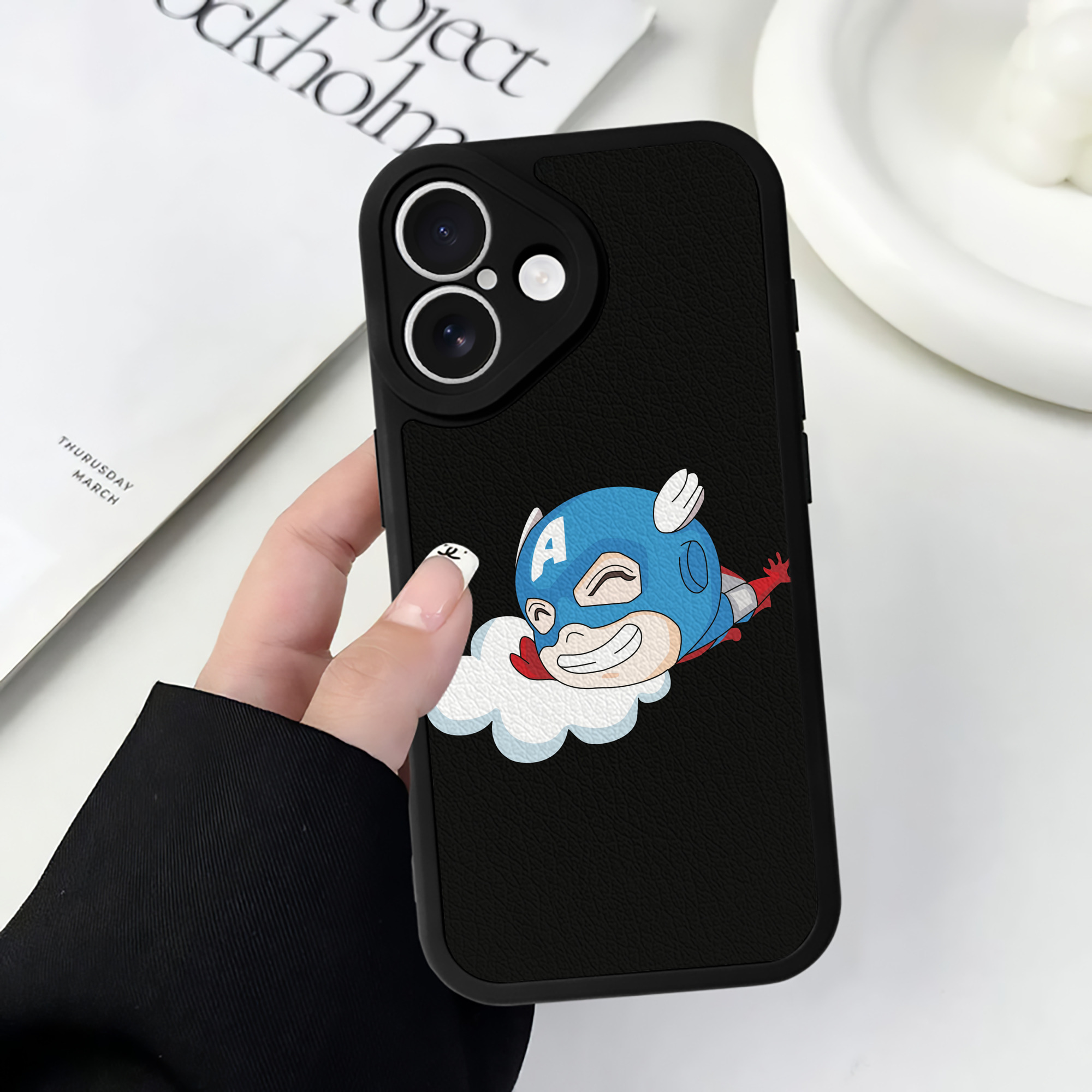 （画像用） アベンジャーズ The Avengers 【iPhone 16シリーズ対応】シリコンスマホケース（レザー調） 材質：シリコン